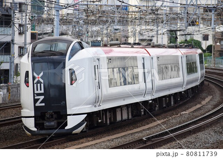 夕暮れの複々線区間をゆく特急成田エクスプレス号 夕暮れの複々線区間をゆく特急成田エクスプレス号 80811739