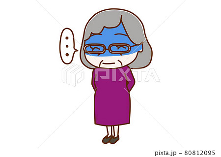 ＜全身・斜め＞無言で真っ青になりながら笑顔の圧をかける高齢の女性 80812095