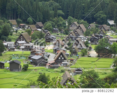 日本の田舎の風景 合掌造りの家々で有名な世界遺産白川郷荻町の写真素材