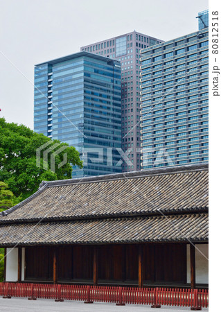 皇居東御苑の百人番所と高層ビル(東京都千代田区) 皇居東御苑の百人番所と高層ビル(東京都千代田区) 80812518