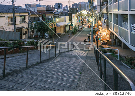 都市風景 夕やけだんだんと谷中銀座の風情ある夕景 東京都荒川区 都市風景 夕やけだんだんと谷中銀座の風情ある夕景 東京都荒川区 80812740