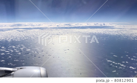 沖縄行きの飛行機の中から撮った空 80812901