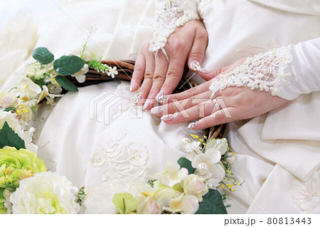 ウエディングイメージ、ブライダルネイルとウエディングドレス結婚式新婦 ウエディングイメージ、ブライダルネイルとウエディングドレス結婚式新婦 80813443