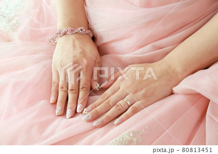 ウエディングイメージ、ブライダルネイルとウエディングドレス結婚式新婦 80813451