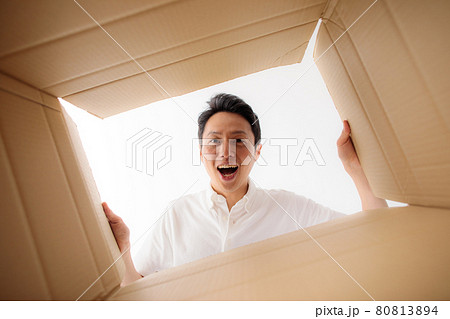 ミドル男性　ダンボール　荷物 80813894