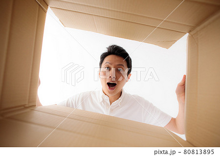 ミドル男性　ダンボール　荷物 80813895