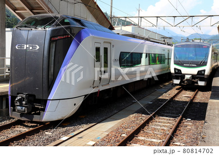 南小谷駅に停車するスーパーあずさとリゾートビューふるさと 80814702