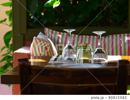 Table setting at a cafe 80815083