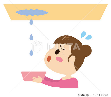 雨漏りに困る女性 雨漏りに困る女性 80815098