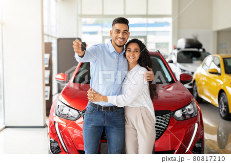 Beautiful muslim family buying new car in salon 80817210