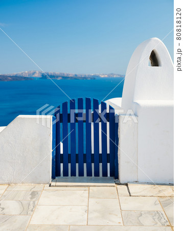 Traditional courtyard entrance in the village of Oia, Santorini, Greece. Traditional architecture. Traditional courtyard entrance in the village of Oia, Santorini, Greece. Traditional architecture. 80818120