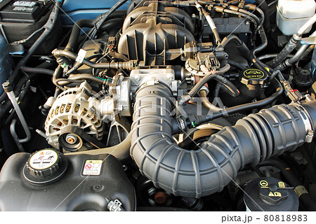 スポーティカーのエンジンルーム 80818983