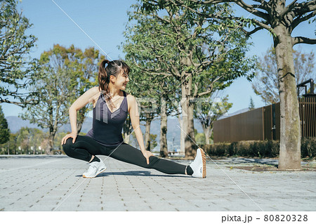 公園で準備運動する女性（屈伸） 80820328