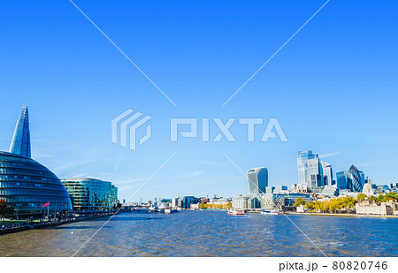 ロンドン　テムズ川と市内中心部の町並み 80820746