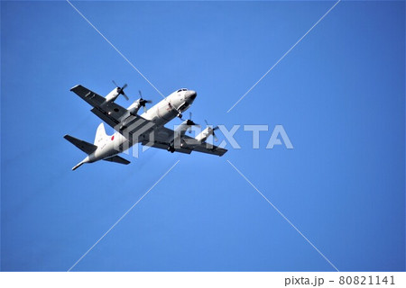 真っ青な大空を行く自衛隊のプロペラ機 80821141