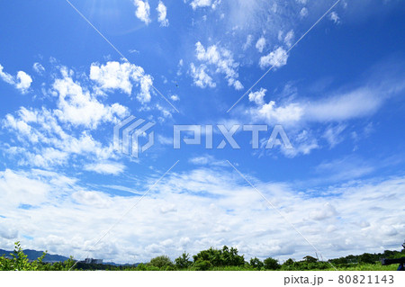 青空と白い雲 80821143
