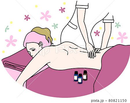 アロマトリートメントでリラックスする女性 アロマトリートメントでリラックスする女性 80821150