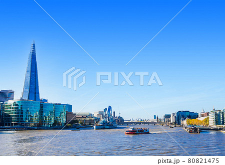 ロンドン　ザ・シャードとテムズ川沿いの町並み 80821475