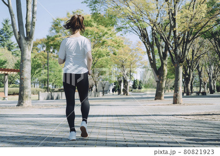 ウォーキング・運動する女性(後ろ姿) ウォーキング・運動する女性(後ろ姿) 80821923