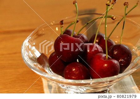 旬のサクランボとガラス細工のコラボ 80821979