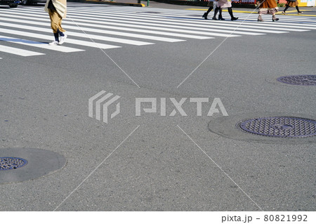 横断歩道と歩行者 横断歩道と歩行者 80821992