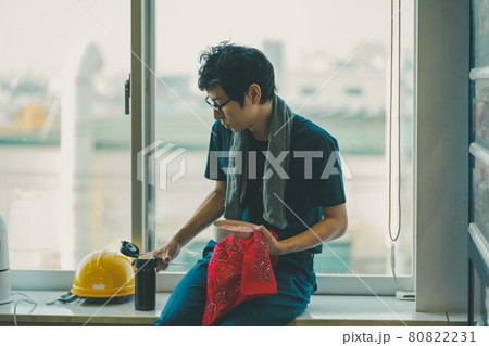 工場作業員のお昼休憩 80822231