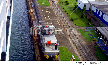 パナマ運河のガトゥン閘門で船を牽引する気動車,パナマ共和国 パナマ運河のガトゥン閘門で船を牽引する気動車,パナマ共和国 80822437