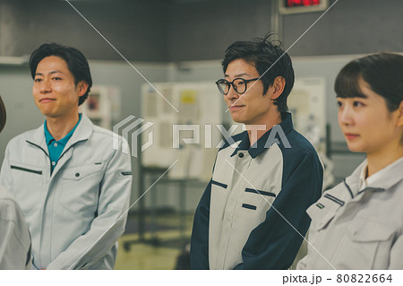 朝礼の話を聞く工場作業員 朝礼の話を聞く工場作業員 80822664