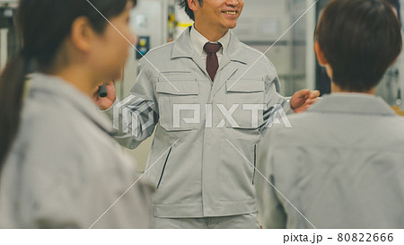 工場の朝礼 80822666
