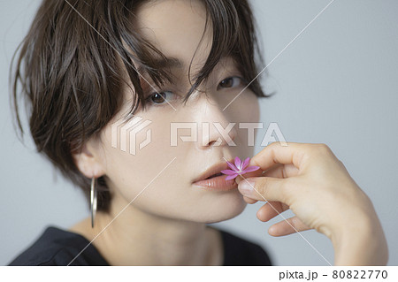 花を持つ女性 花を持つ女性 80822770