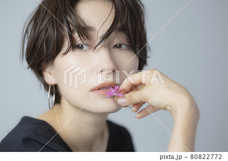 花を持つ女性 花を持つ女性 80822772