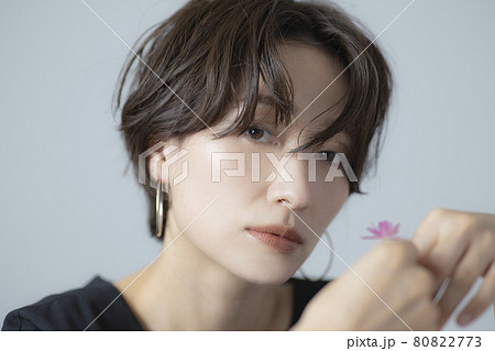 花を持つ女性 80822773