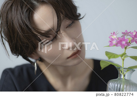 花を持つ女性 80822774