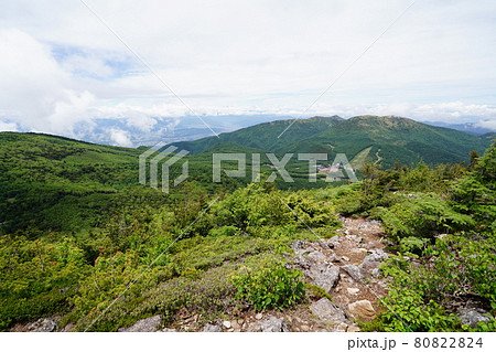 群馬・長野県境　湯ノ丸高原と高峰高原の間にある西篭の塔山頂から湯ノ丸高原と湯ノ丸山方面を見る 80822824