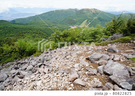 群馬・長野県境　湯ノ丸高原と高峰高原の間にある西篭の塔山頂から湯ノ丸高原と湯ノ丸山方面を見る 80822825