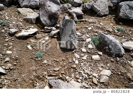群馬・長野県境　湯ノ丸高原と高峰高原の間にある西篭の塔山頂付近のガレ場 80822828
