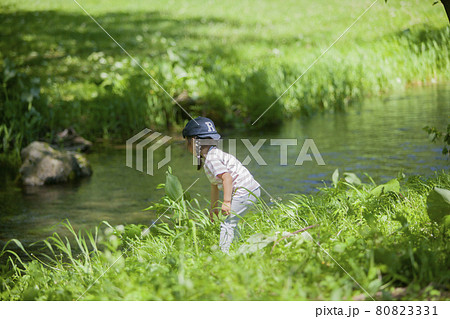 川の辺りで遊ぶ女の子 川の辺りで遊ぶ女の子 80823331