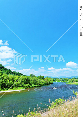 北海道 夏の青空 綺麗な雨竜川の風景 北海道 夏の青空 綺麗な雨竜川の風景 80823581
