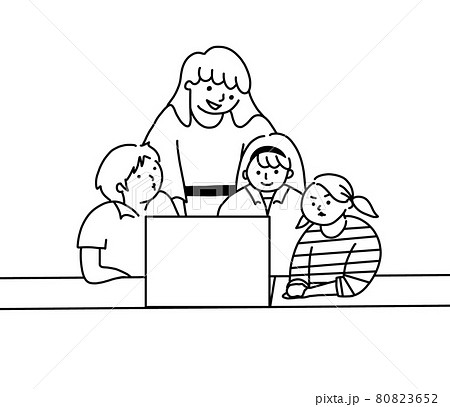 小学生が先生とプログラミング学習中 80823652