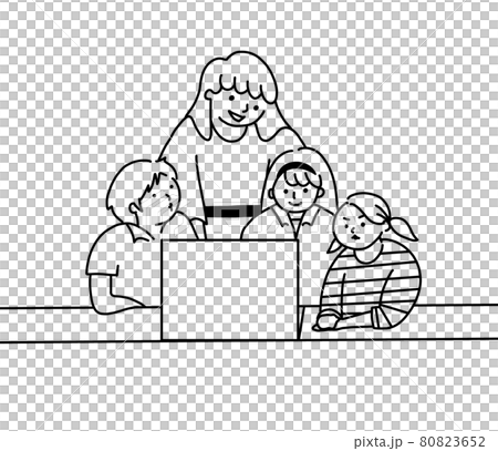 小学生が先生とプログラミング学習中 80823652