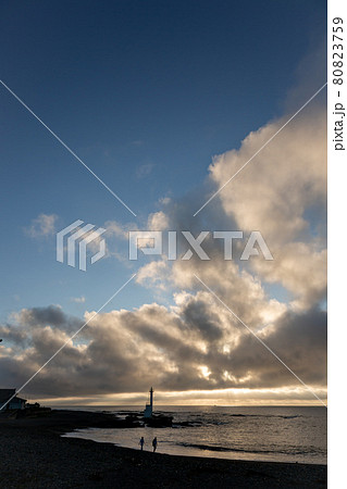 平太郎浜にある灯台の夜明け【茨城県大洗海岸】 80823759