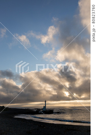 平太郎浜にある灯台の夜明け【茨城県大洗海岸】 平太郎浜にある灯台の夜明け【茨城県大洗海岸】 80823760