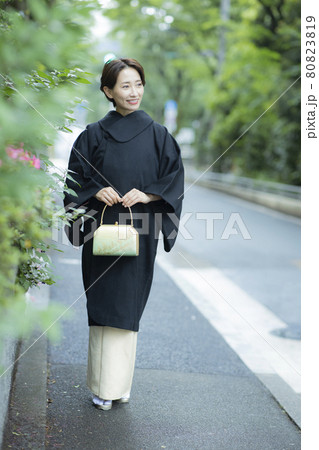 着物の女性 冬 コート 着物の女性 冬 コート 80823819