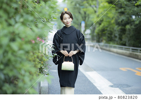 着物の女性 冬 コート 着物の女性 冬 コート 80823820