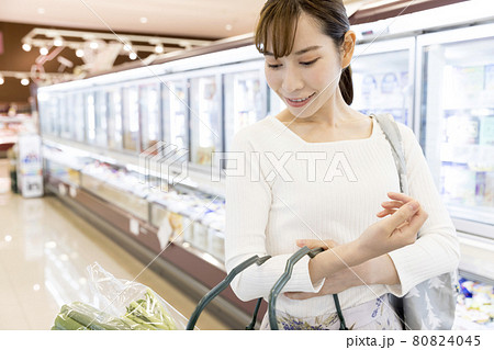 スーパーを買い物をする若い女性 買い物イメージ スーパーを買い物をする若い女性 買い物イメージ 80824045