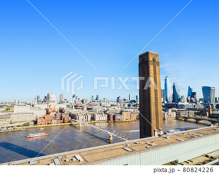 ロンドン　テート・モダンの煙突とテムズ川沿いの町並み 80824226