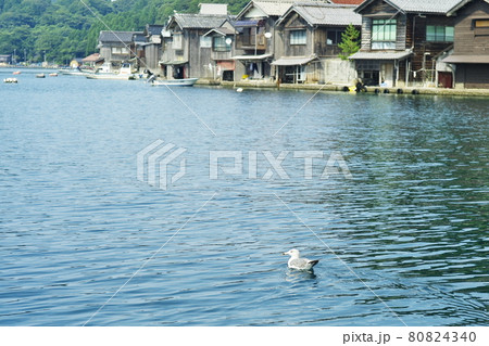 観光地伊根町の舟屋のある夏景色 観光地伊根町の舟屋のある夏景色 80824340