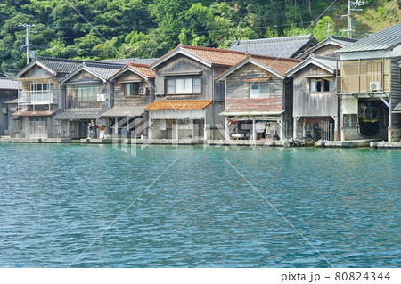 観光地伊根町の舟屋のある夏景色 観光地伊根町の舟屋のある夏景色 80824344