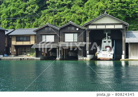 観光地伊根町の舟屋のある夏景色 観光地伊根町の舟屋のある夏景色 80824345