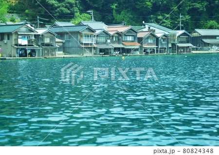 観光地伊根町の舟屋のある夏景色 観光地伊根町の舟屋のある夏景色 80824348